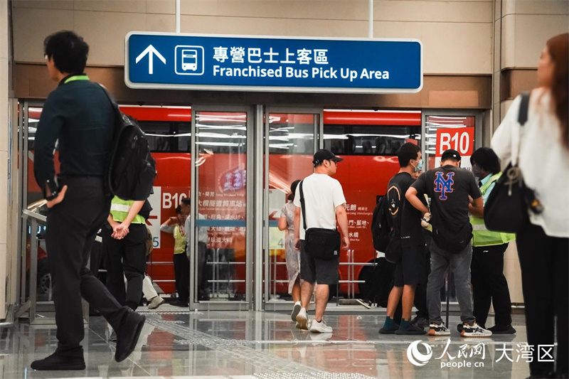 图5:皇岗口岸新设7条专营巴士线,往来香港市区及口岸。人民网 吴宇扬扬摄