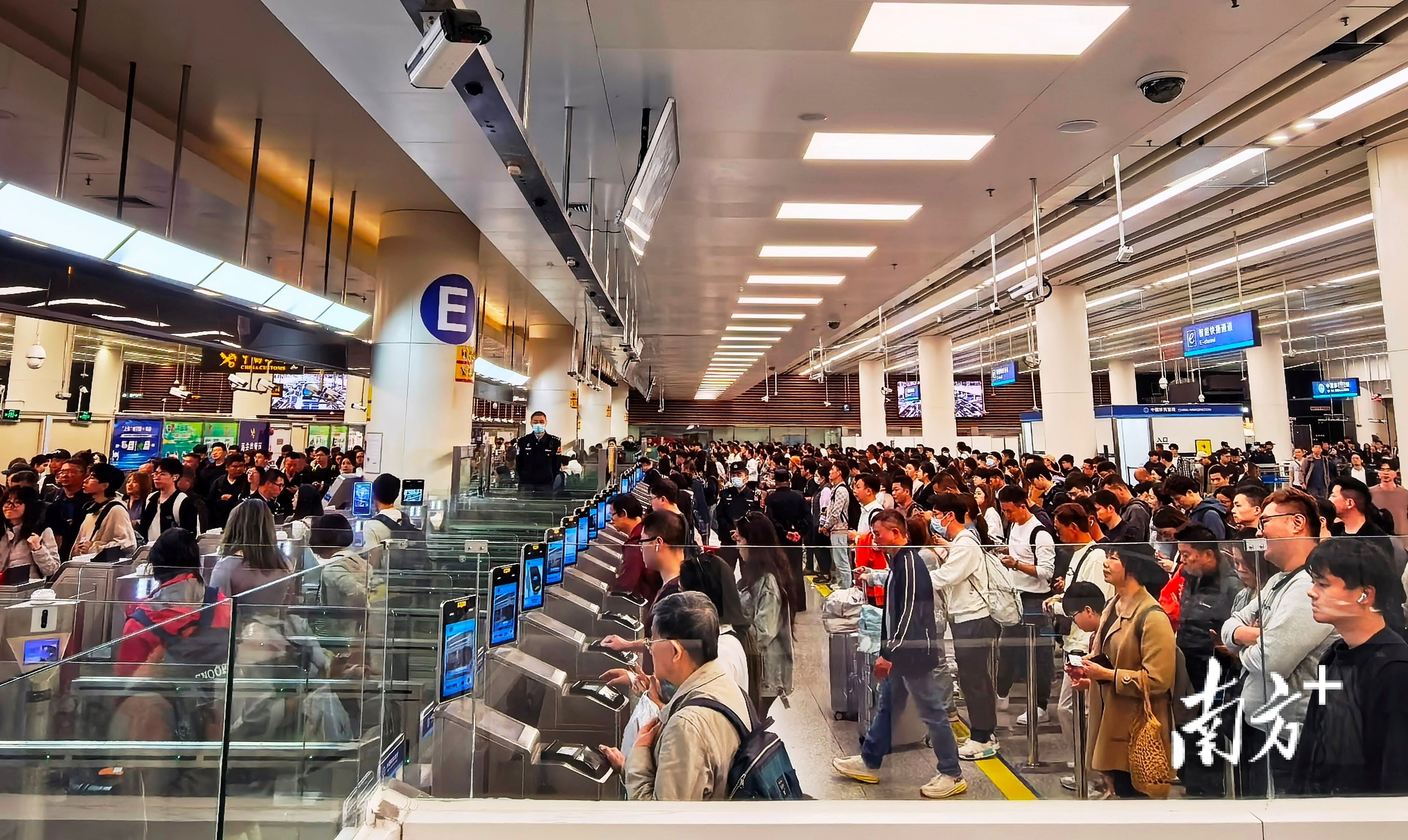 大湾区居民经福田口岸入境大厅智能快捷通道快速通关.jpg